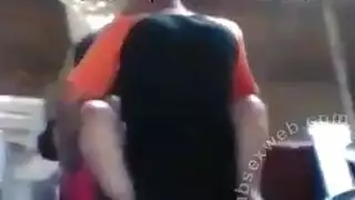 مشهد إباحية في الصالة: أبويون أصلع وعاهرات حفلات في جنس علني