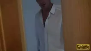 علاقة جنسية ثلاثية: عاهرتان وقحتان تركبان وتتملئان بالسائل المنوي