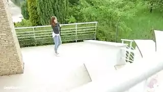 ملاعبة بين فتاتين تتحول إلى جامحة مع اختراق شرجي