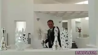 عاهرة شقراء ذات أثداء ضخمة لممارسة جنس بلا مشاعر