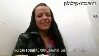 عشاء مشبوه: حركة جنس في كابينة الحمام